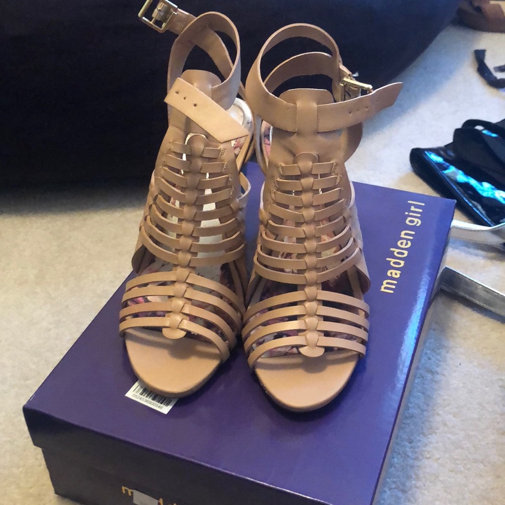 Madden Girl *Almost new* tan block heels size 8